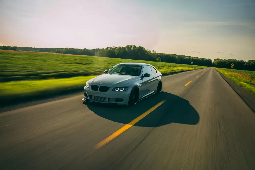 åkande bil på motorväg med grönskande omgivning